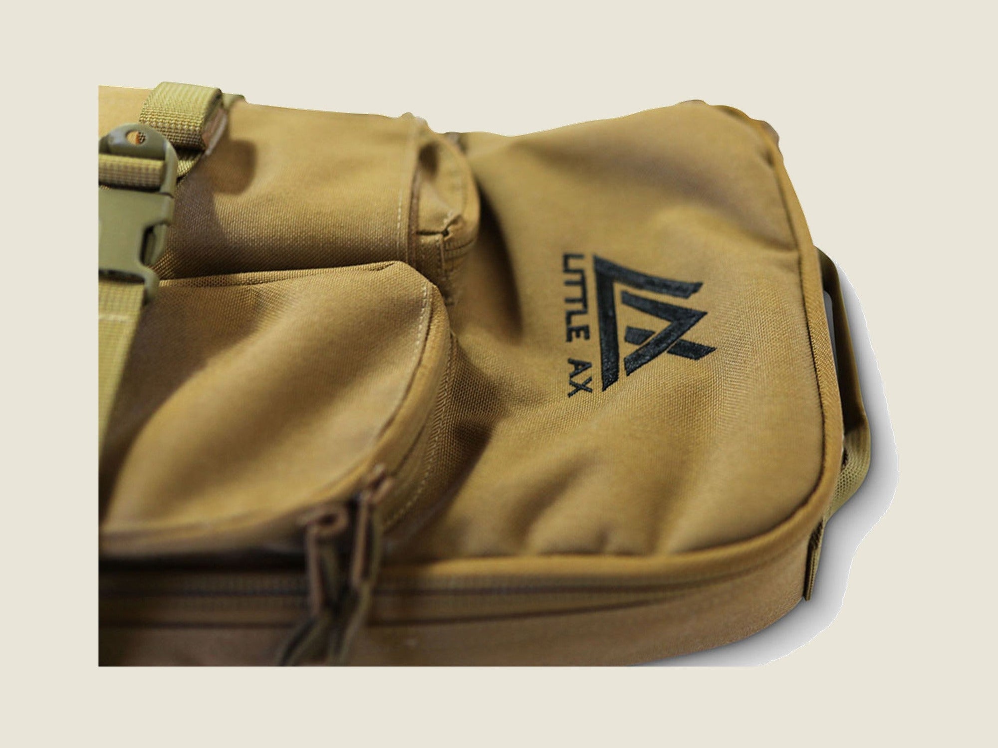 R2C compact bow case, padded back sling strap